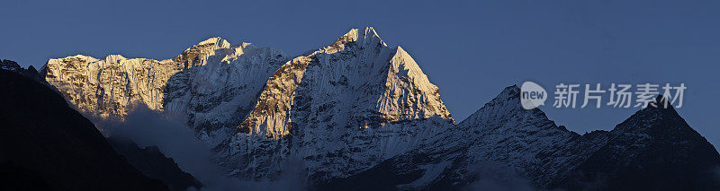 雪山日落全景喜马拉雅荒野Thamserku Kangtega峰尼泊尔